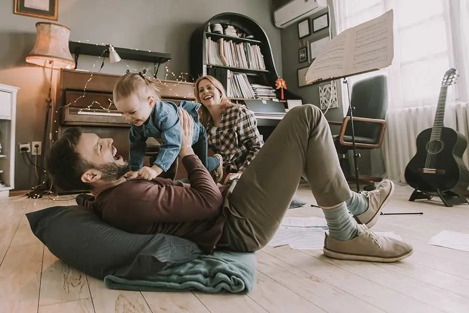 dad-plays-baby-on-floor